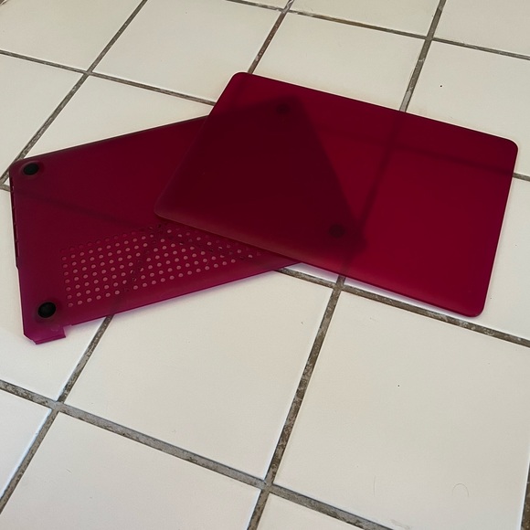 Magenta Incase hard shell for MacBook Pro (15”) - Picture 1 of 4